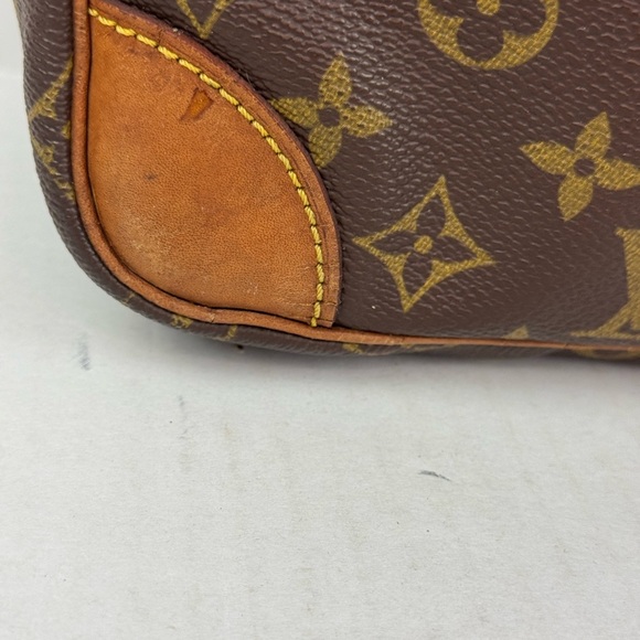 LOUIS VUITTON Nile Crossbody Bag Monogram Canvas - Picture 9 of 16
